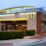 McDonald’s enfrenta una demanda colectiva por basar en IA los precios de su menú